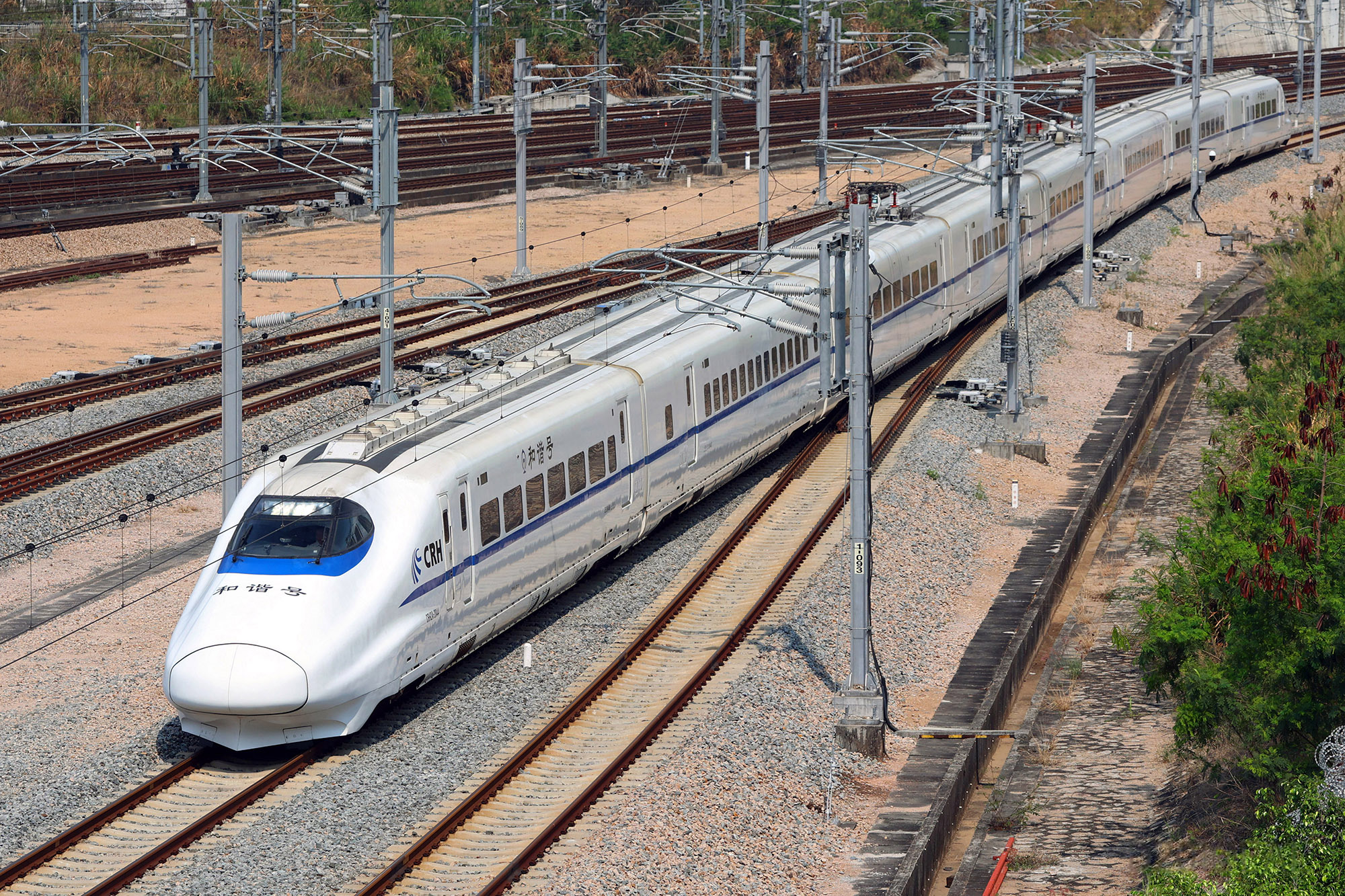 A CRH2A Hexie train in white-and-blue livery — a 250 km/h train that runs both D and G services